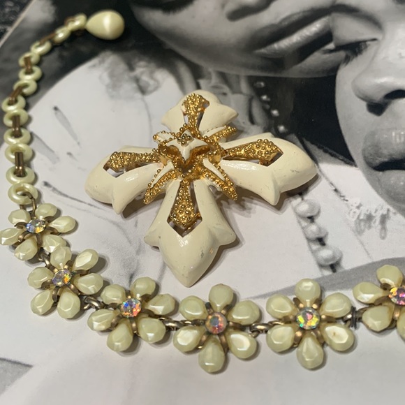 LISNER Maltese cross brooch gold cream